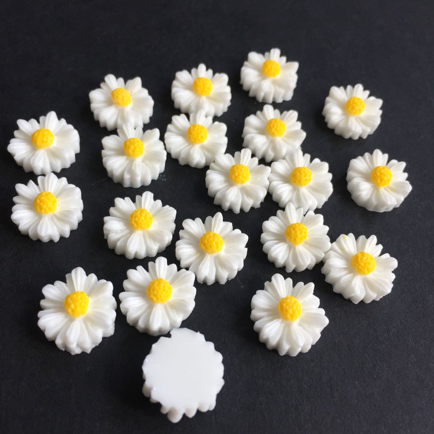 20 White DAISY HEADS Flat Back Resin Embellishments - 10mm