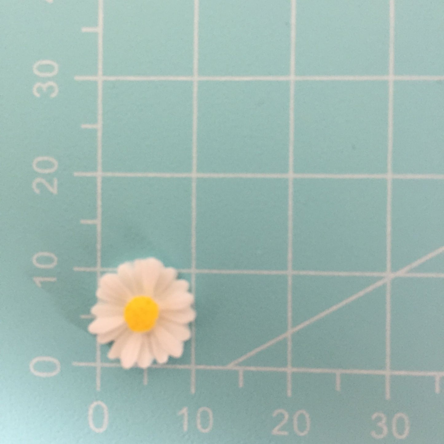 20 White DAISY HEADS Flat Back Resin Embellishments - 10mm