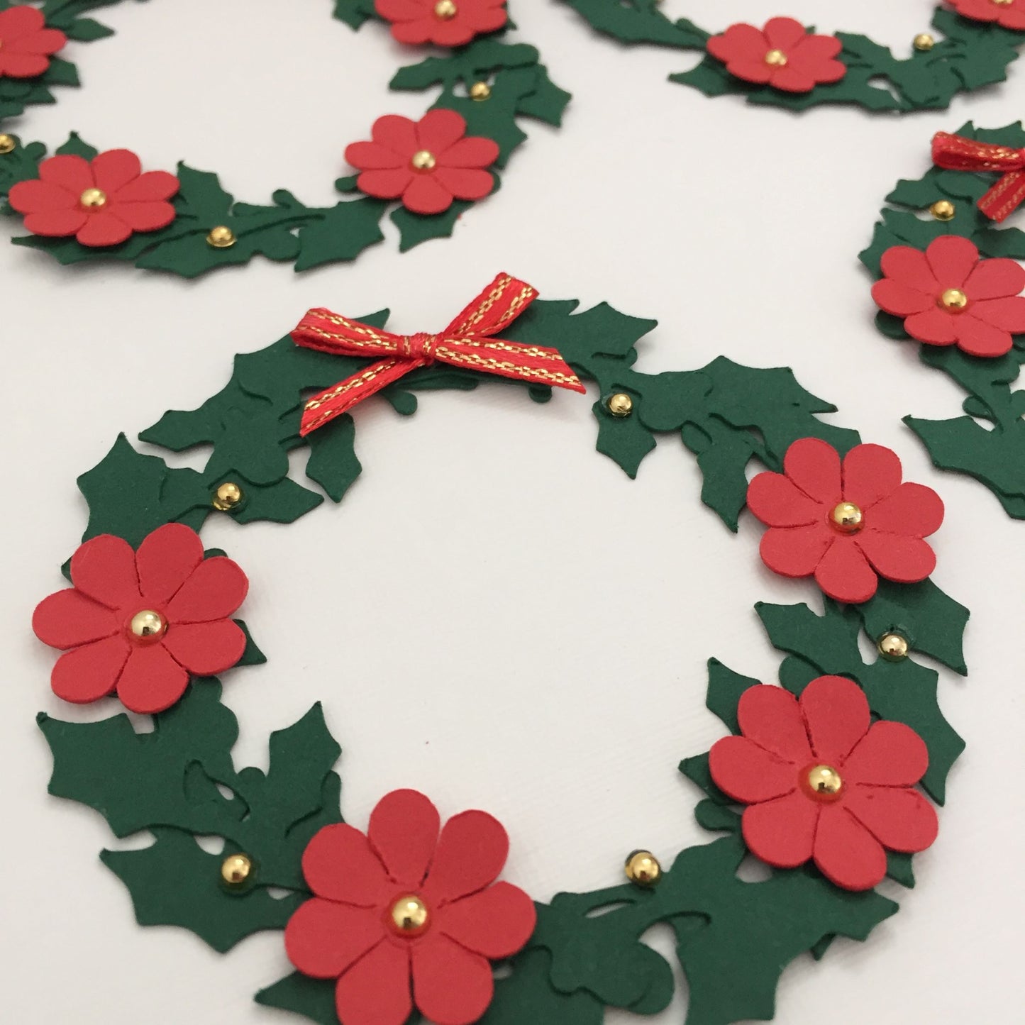 4 HOLLY WREATH - RED FLOWERS Christmas Die Cut Card Making Toppers